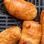 Knusprige Apfel-Zimt-Reispapier-Päckchen aus dem Airfryer, gefüllt mit saftigen Äpfeln und Zimt.