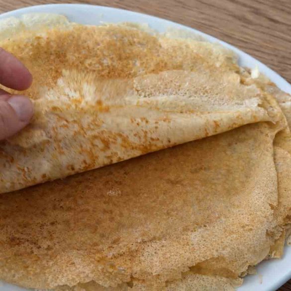 Hafer-Pfannkuchen aus dem Thermomix, goldgelb gebacken, gesundes Frühstück für Kinder mit Honig und Haferflocken.