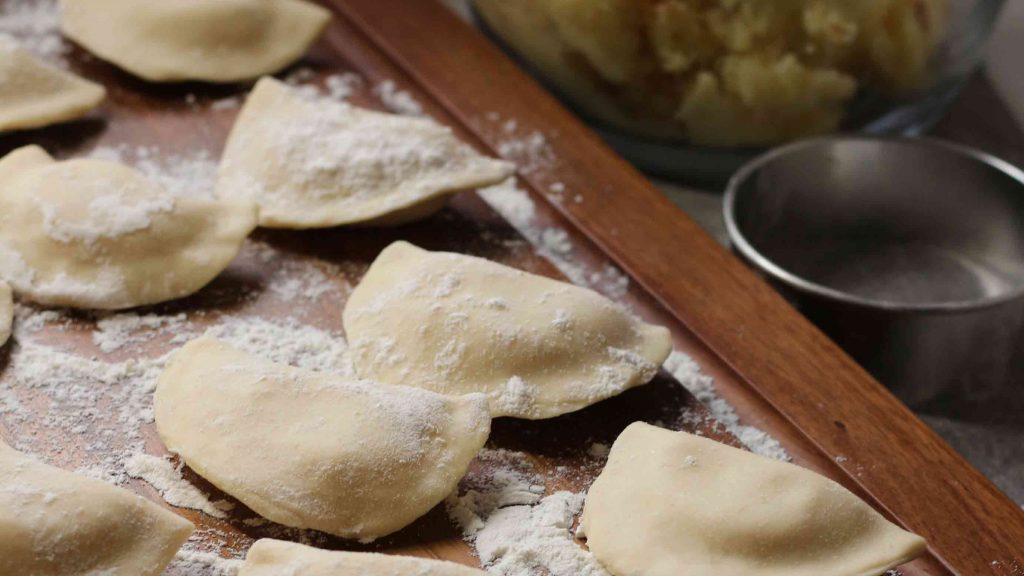 Wareniki mit Tworog aus dem Thermomix, süße russische Teigtaschen mit Quarkfüllung, serviert mit Butter und Schmand.