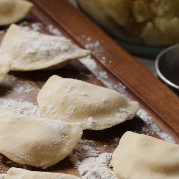 Wareniki mit Tworog aus dem Thermomix, süße russische Teigtaschen mit Quarkfüllung, serviert mit Butter und Schmand.