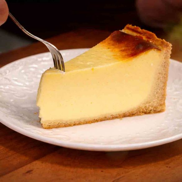 Cremiger Käsekuchen aus dem Thermomix mit goldbrauner Oberfläche in einer Springform.