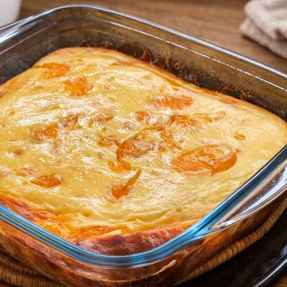 Fluffiger Quarkauflauf aus dem Thermomix mit Beeren, goldbraun gebacken.