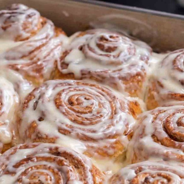 Frisch gebackene Zimtschnecken mit Frischkäse-Glasur, weich und goldbraun.