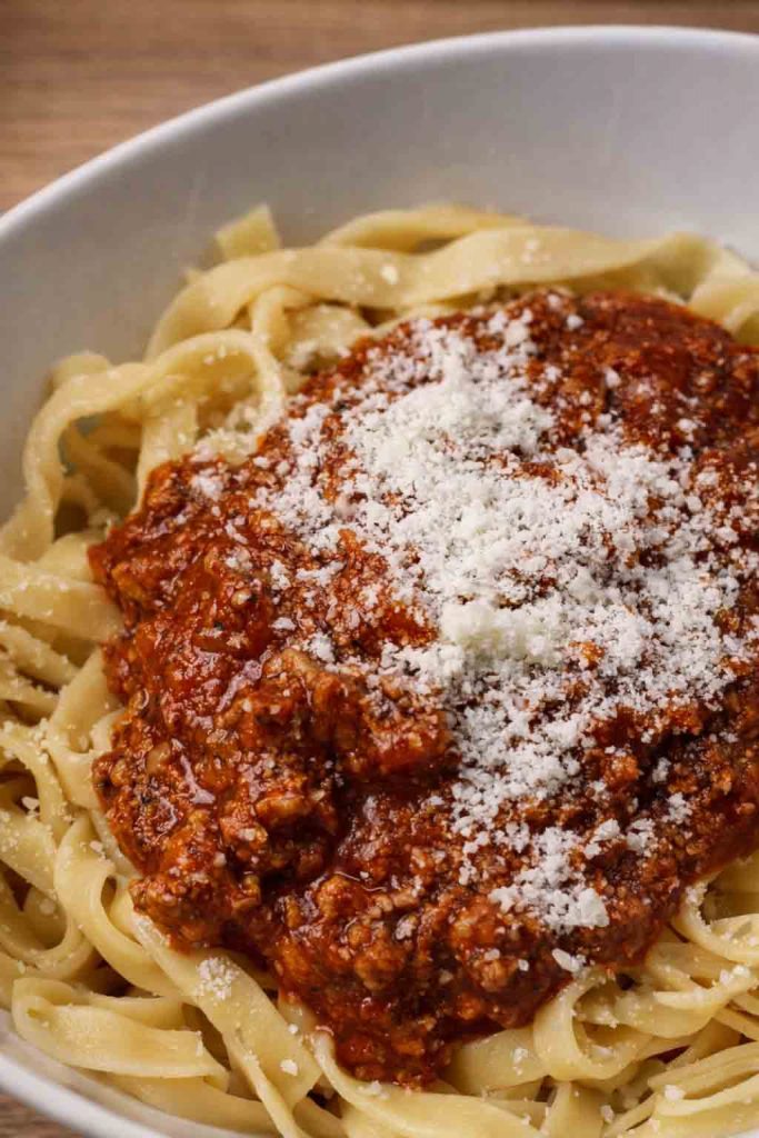 Frische Pasta mit Bolognese und Parmesan in einer Schüssel.