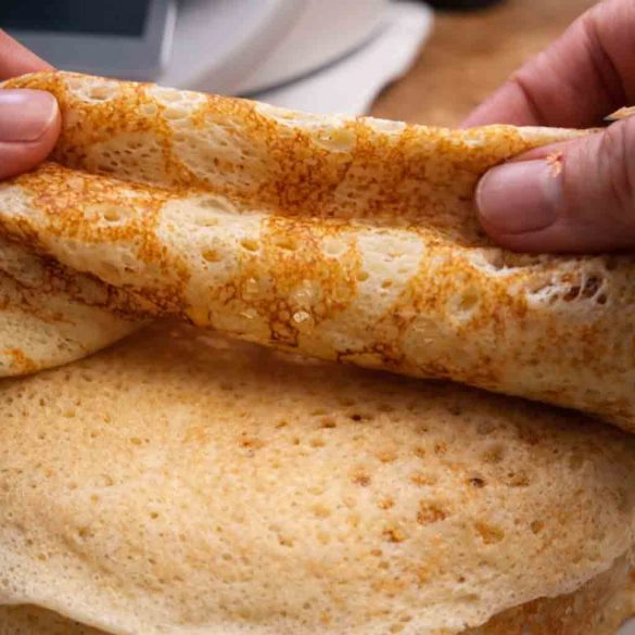 hefepfannkuchen-thermomix Goldbraune Hefepfannkuchen aus dem Thermomix in einer Pfanne gebacken.