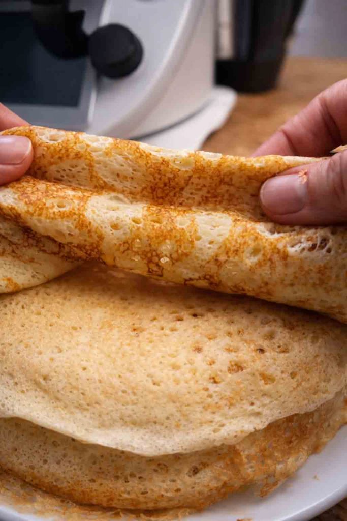 Goldbraune Hefepfannkuchen aus dem Thermomix in einer Pfanne gebacken.