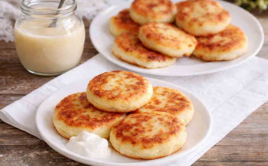 Fluffige Syrniki aus Quark im Thermomix ❤️ Schnell gemacht, außen goldbraun, innen saftig. Perfekt für Frühstück oder Dessert! #syrniki